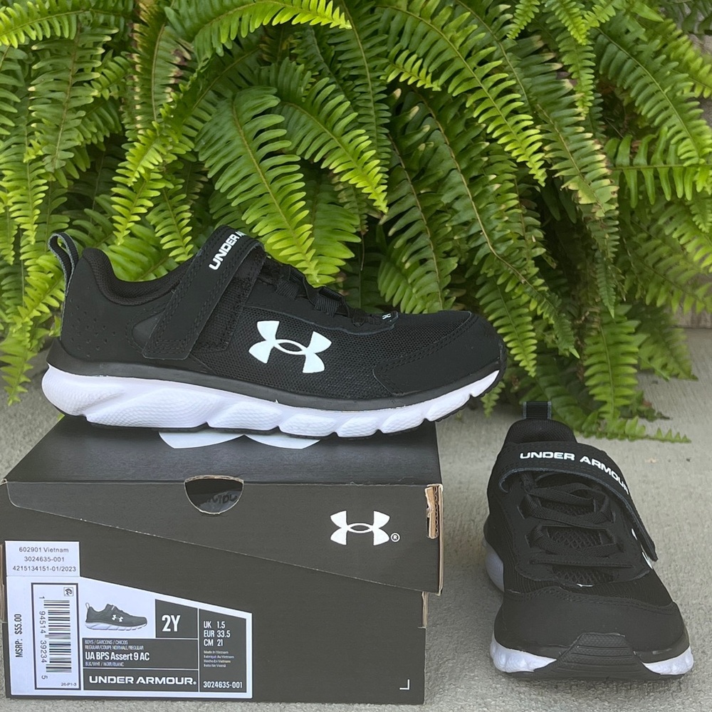 Under Armour Kids Black and White Sneakers Youth Size 2